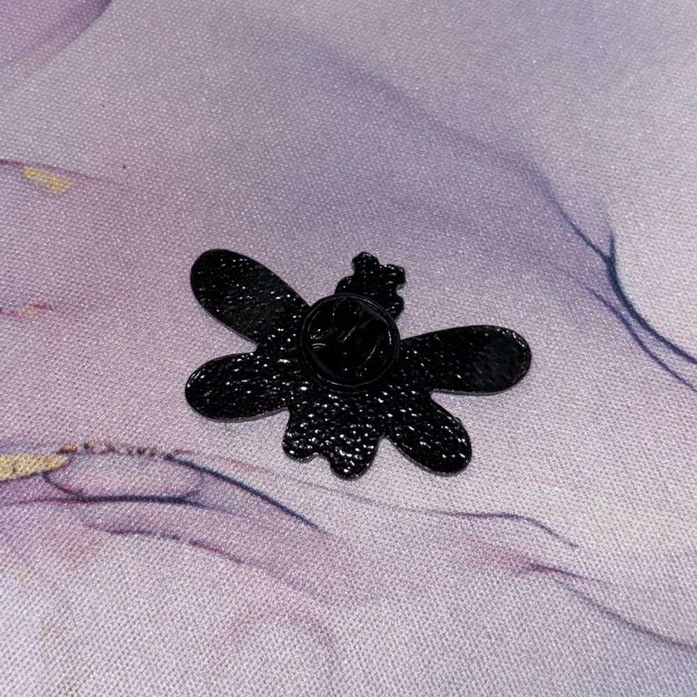 Whimsical Fairycore Grey White Dragonfly Cat with Pink Wings Metal & Enamel Pin - Picture 2 of 2